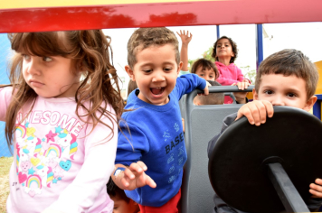 Foto - Escola municipal de educação infantil recebe novo espaço lúdico e parquinho infantil