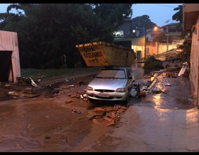 Equipes da Prefeitura de Botucatu trabalham para reparar transtornos após forte chuva