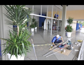 Terminal Rodoviário recebe instalação de porta automética