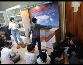 Alunos da escola Elda Moscogliato participam de passeio didático no Museu de Geociências e Mineralogia