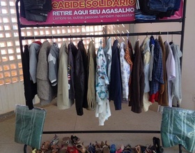 Cabides Solidários arrecadam e disponibilizam agasalhos para famílias vulneróveis de Botucatu