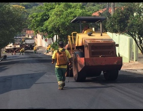 Avenida Petrarca Bacchi recebe recapeamento nesta semana
