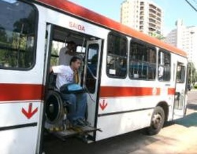 Secretário de Transporte fiscaliza embarque de cadeirantes