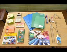 Alunos da rede municipal recebem material escolar para segundo semestre