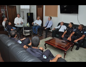 Prefeito Pardini recebe guardas e investigadora que prenderam assaltantes em Vitoriana