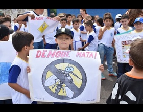 Alunos da escola Francisco Guedelha fazem caminhada de conscientização contra o mosquito da dengue