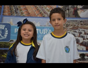 Prefeitura inicia entrega de uniformes aos alunos da Rede Municipal