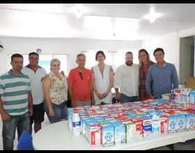 Secretaria de Educação faz entrega de leite arrecadado para a ADEFIB