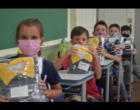 Prefeitura de Botucatu entrega uniformes e material escolares aos alunos da Rede Municipal de Ensino