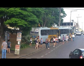 Prefeitura aplica multa à empresa após ônibus desgovernado invadir a Praça do Paratodos