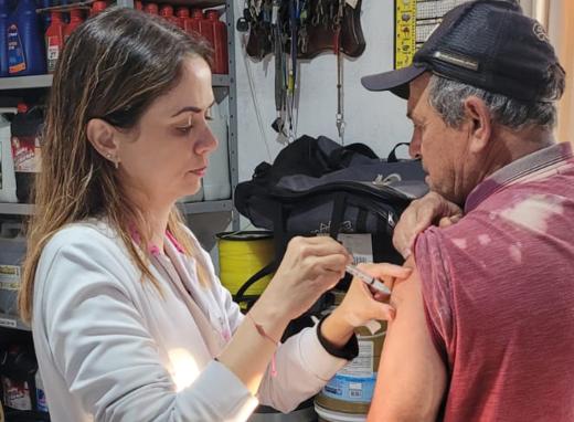 VIGILÂNCIA EPIDEMIOLÓGICA IMUNIZA FUNCIONÁRIOS DO “BARRACÃO”