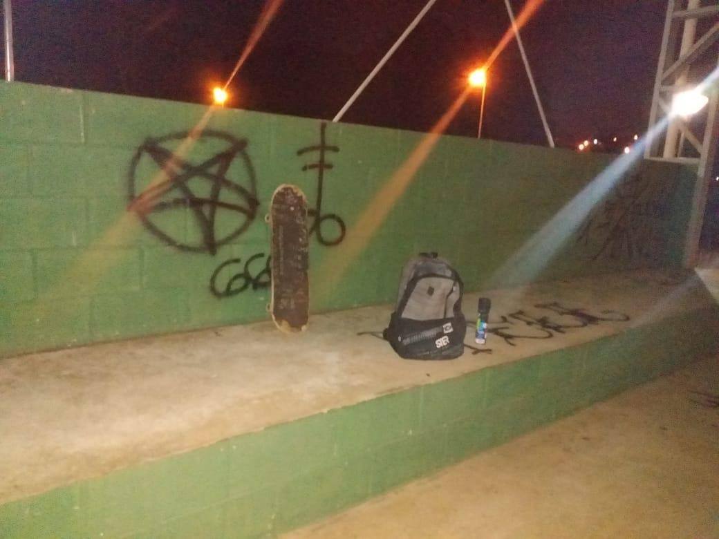 GCM flagra dois jovens pichando espaço público