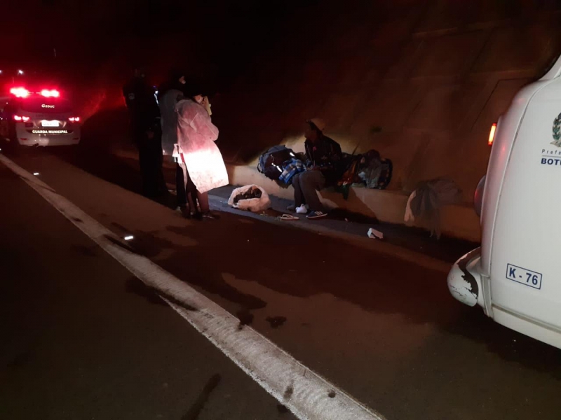 Em madrugada com muito frio, Operação Migrante acolhe 50 pessoas em situação de vulnerabilidade