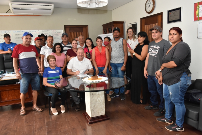 Prefeito assina ordem de serviço para a retomada das obras da Escola de Vitoriana