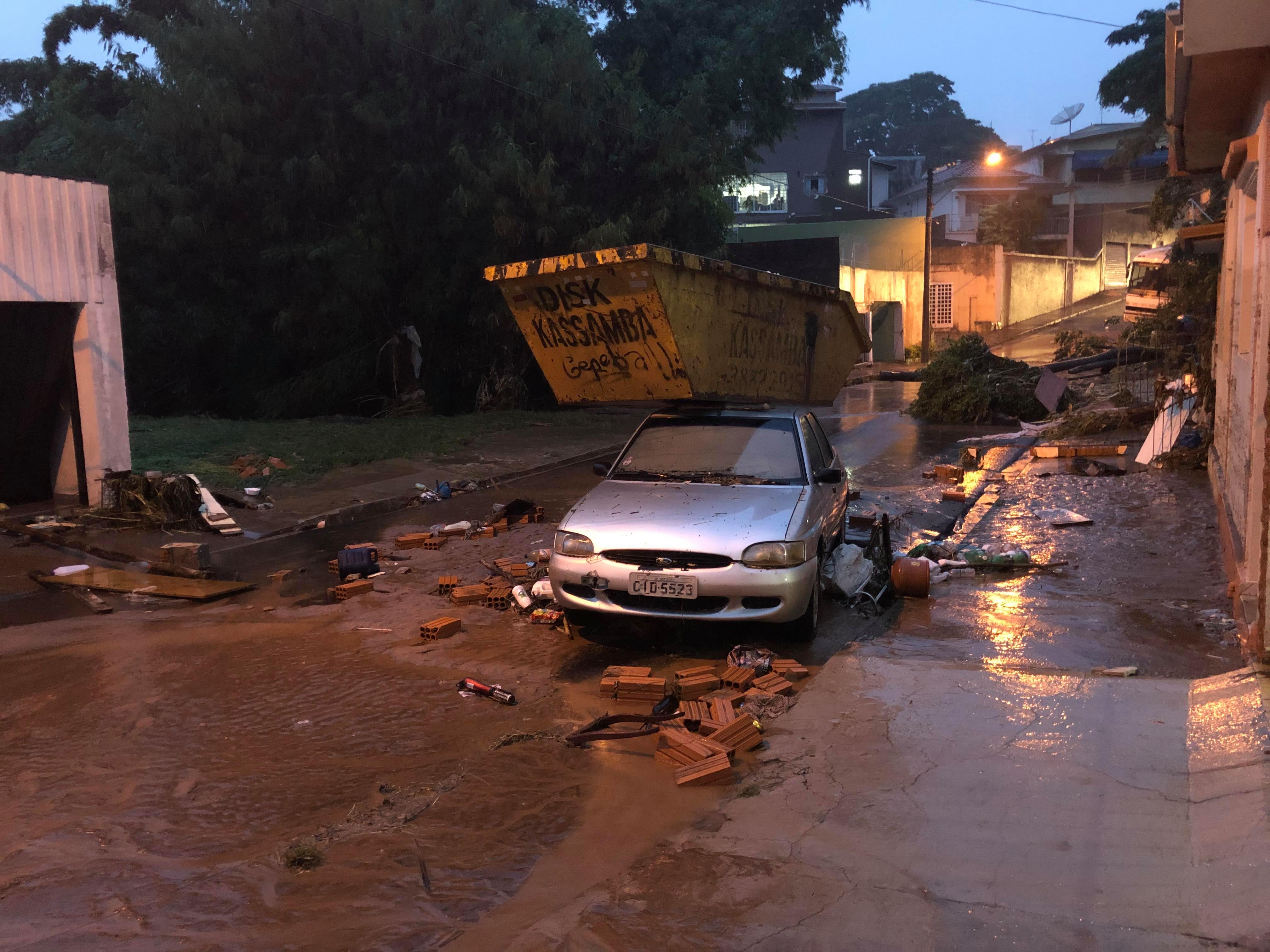 Equipes da Prefeitura de Botucatu trabalham para reparar transtornos após forte chuva