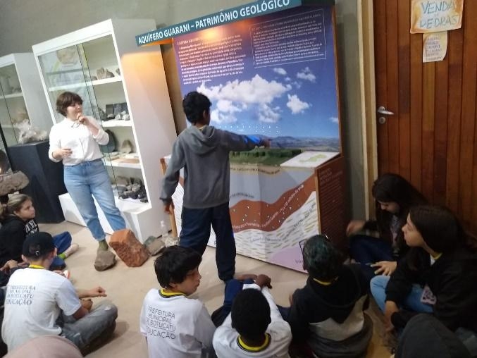 Alunos da escola Elda Moscogliato participam de passeio didático no Museu de Geociências e Mineralogia