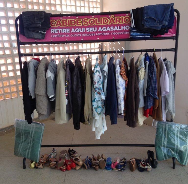 Cabides Solidários arrecadam e disponibilizam agasalhos para famílias vulneróveis de Botucatu