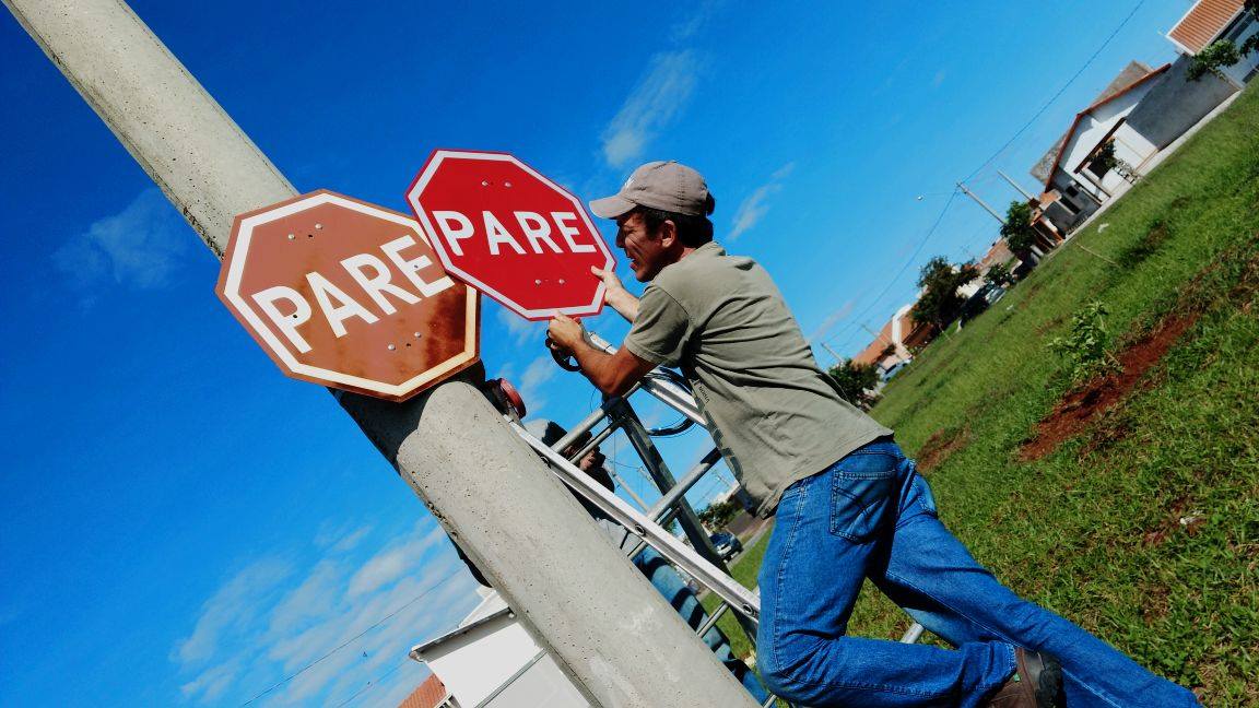 Secretaria de Mobilidade Urbana realiza grande troca de placas em bairros da Cidade