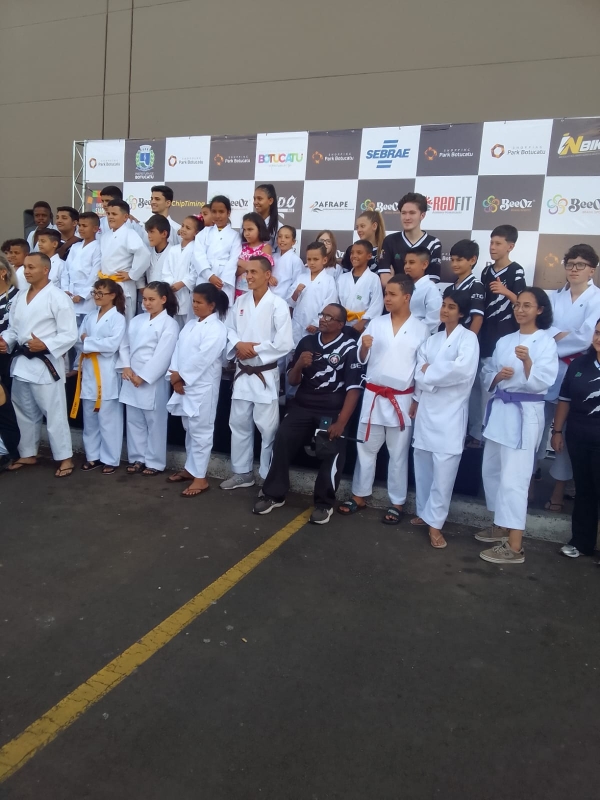 Karatecas de projeto municipal conquistam medalhas no Beeoz Brasil Sports