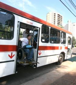 Secretário de Transporte fiscaliza embarque de cadeirantes