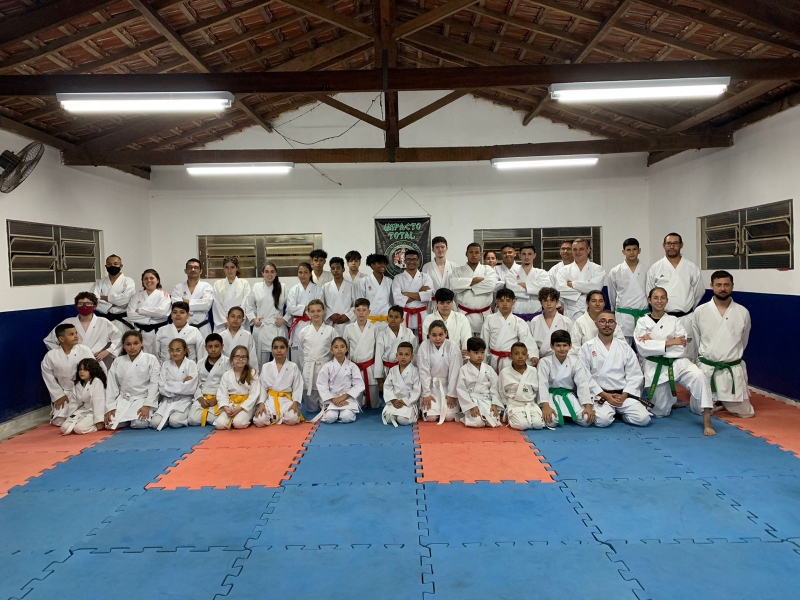 Karatê de projeto social do Município recebe prêmio de melhor academia de 2022