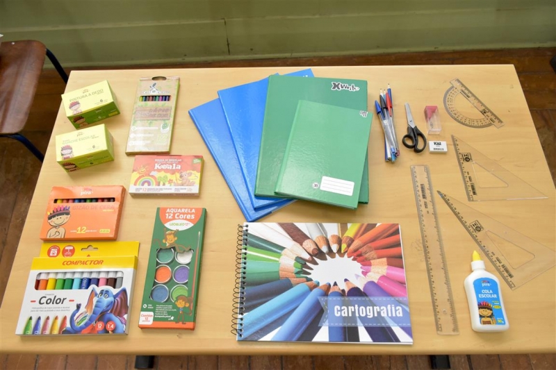 Alunos da rede municipal recebem material escolar para segundo semestre