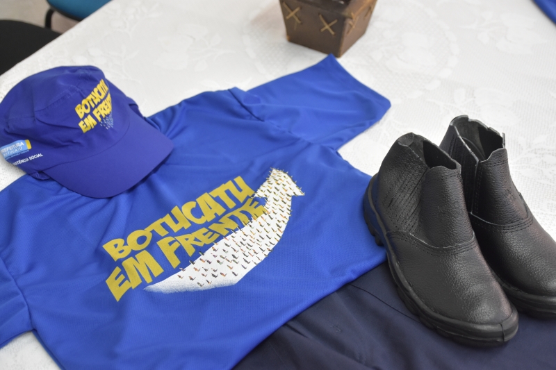Prefeitura entrega uniformes para atendidos do Botucatu em Frente
