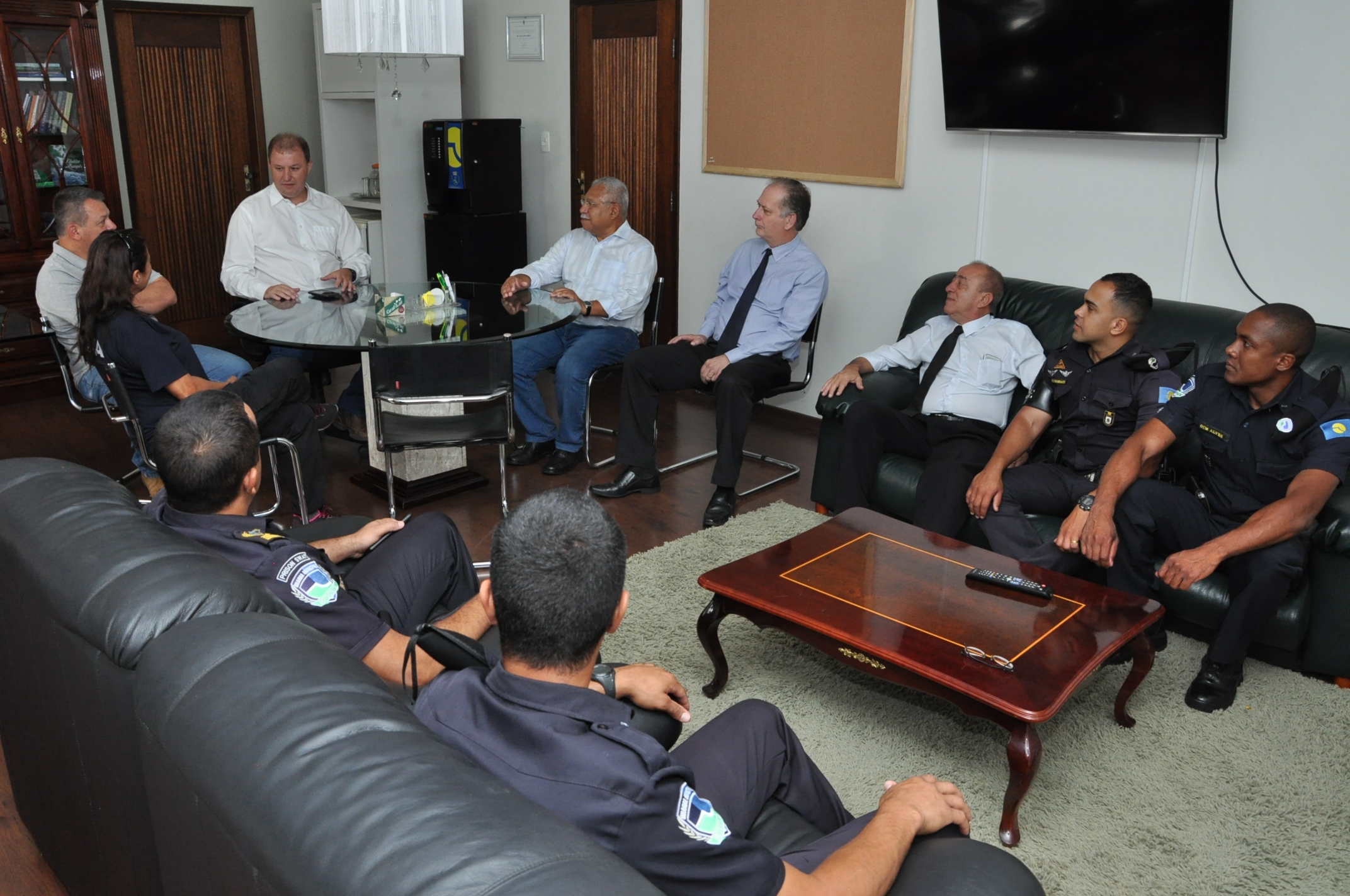 Prefeito Pardini recebe guardas e investigadora que prenderam assaltantes em Vitoriana