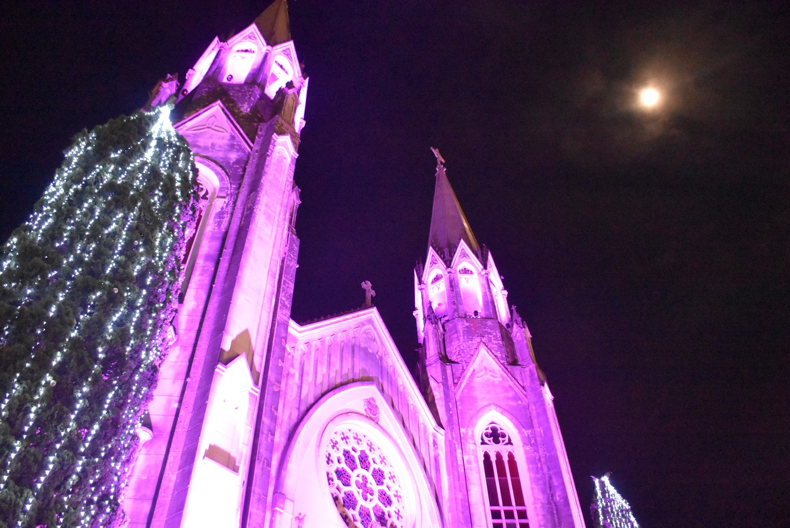 Grande público acompanhou acendimento das luzes de Natal