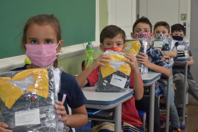 Prefeitura de Botucatu entrega uniformes e material escolares aos alunos da Rede Municipal de Ensino