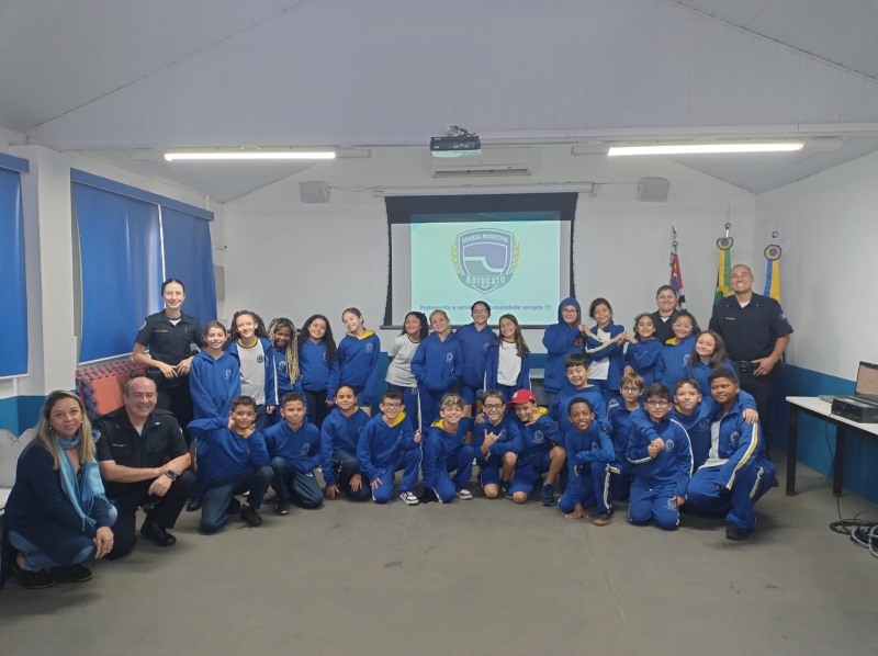 Alunos do Patrulha da Paz realizam visitas a sede da GCM no Cidadania e Civismo