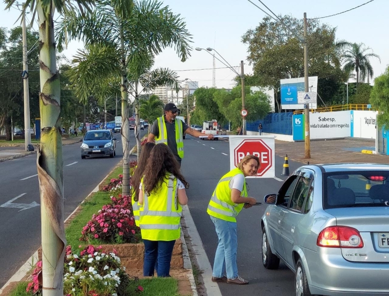 Prefeitura realiza bloqueio educativo para celebrar início do Maio Amarelo