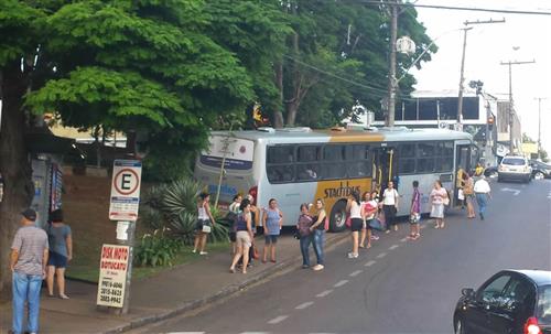Prefeitura aplica multa à empresa após ônibus desgovernado invadir a Praça do Paratodos